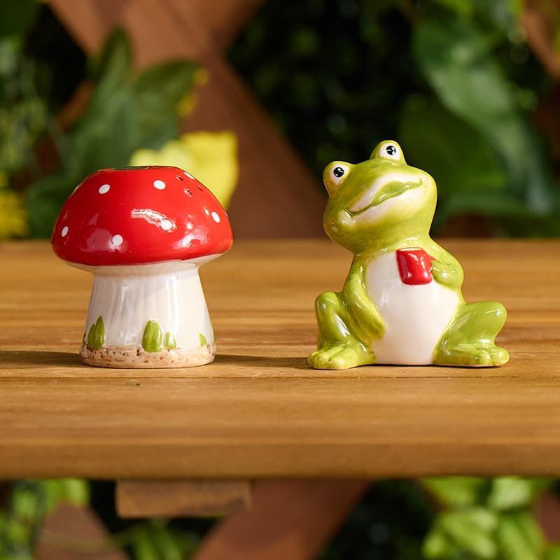 Cracker Barrel Frog on Mushroom Salt and Pepper Set