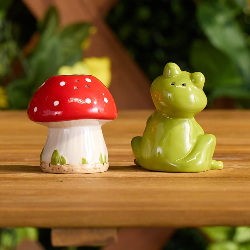 Cracker Barrel Frog on Mushroom Salt and Pepper Set